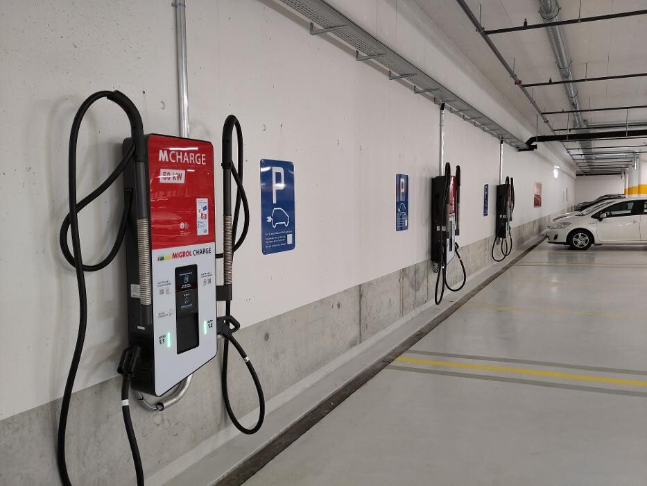 Bilder Migrol Charging Station
