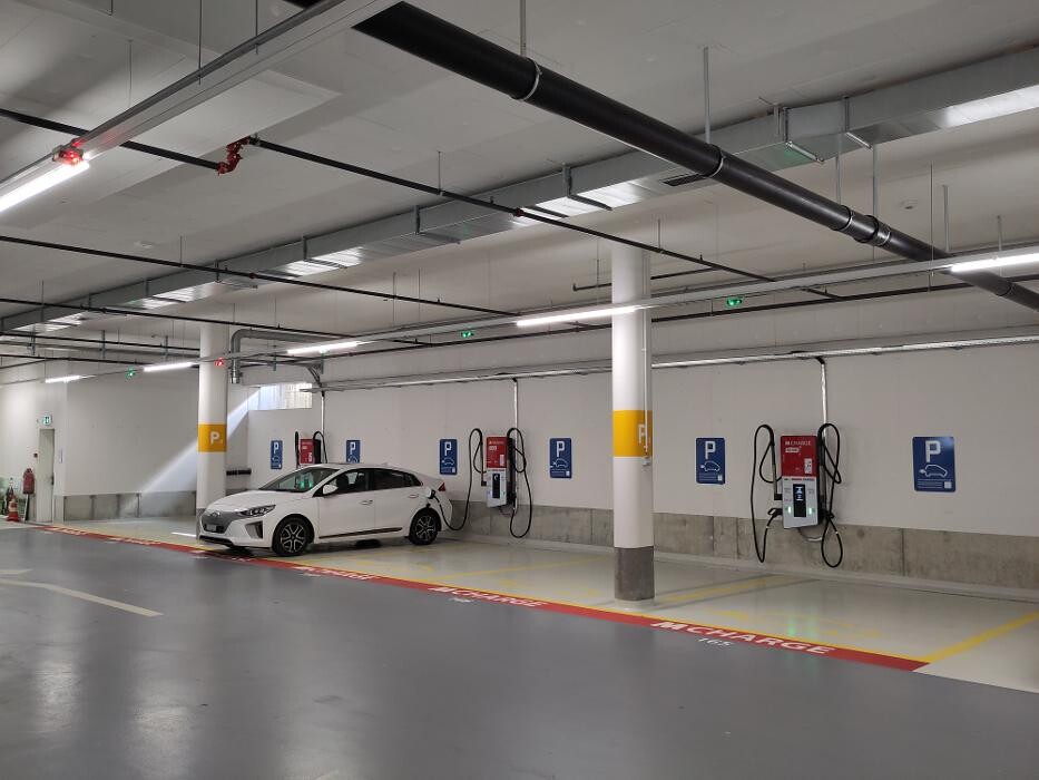 Bilder Migrol Charging Station