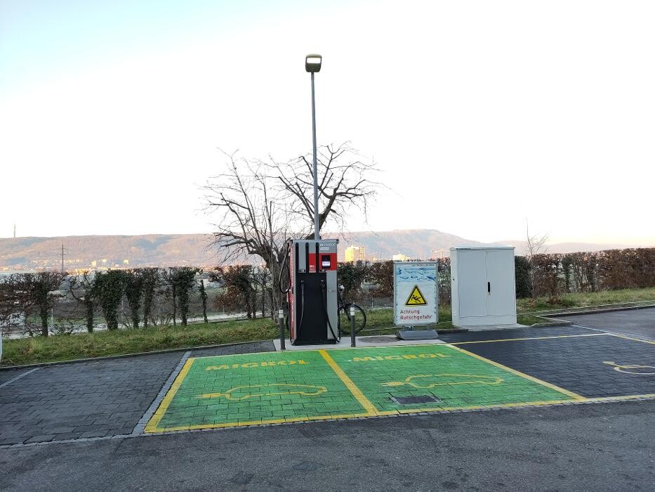 Bilder Migrol Charging Station