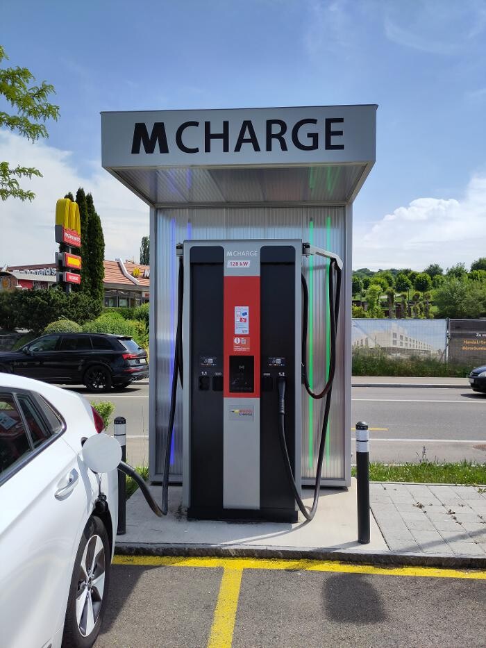 Bilder Migrol Charging Station
