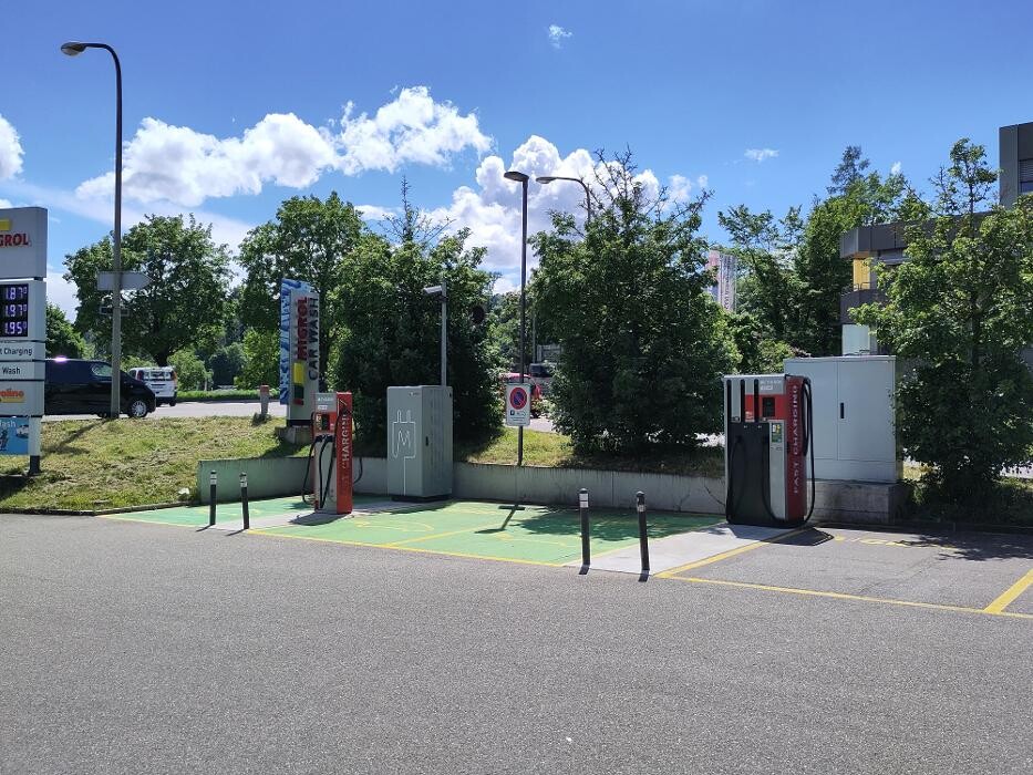 Bilder Migrol Charging Station