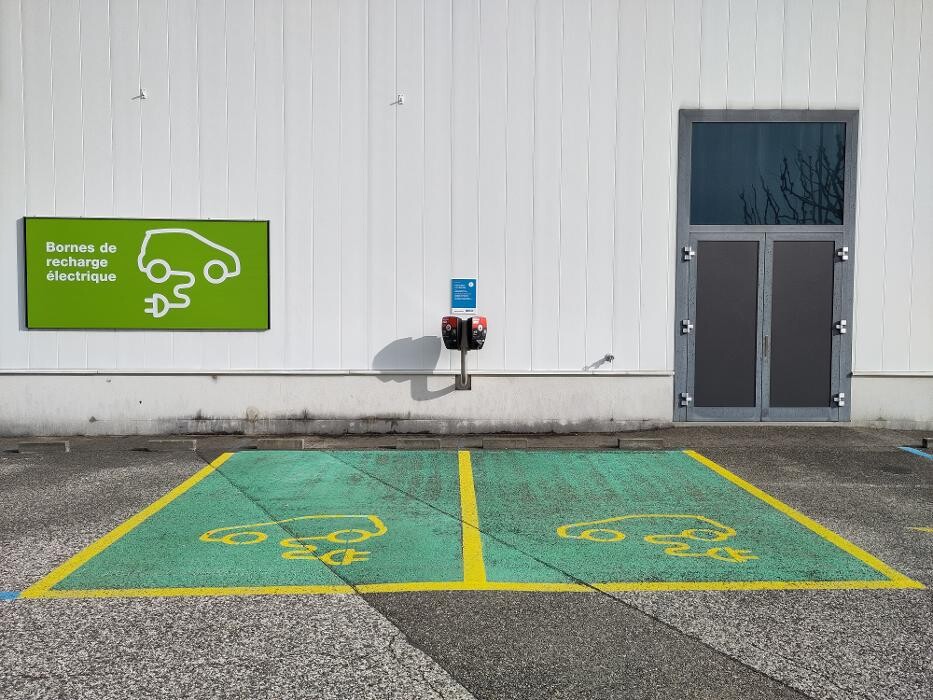 Bilder Migrol Charging Station