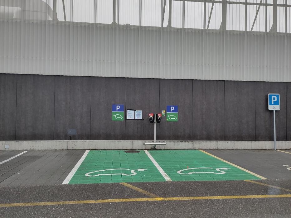 Bilder Migrol Charging Station