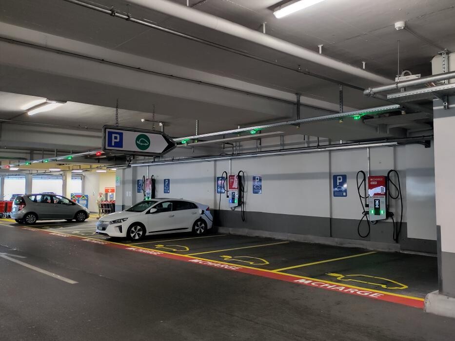 Bilder Migrol Charging Station