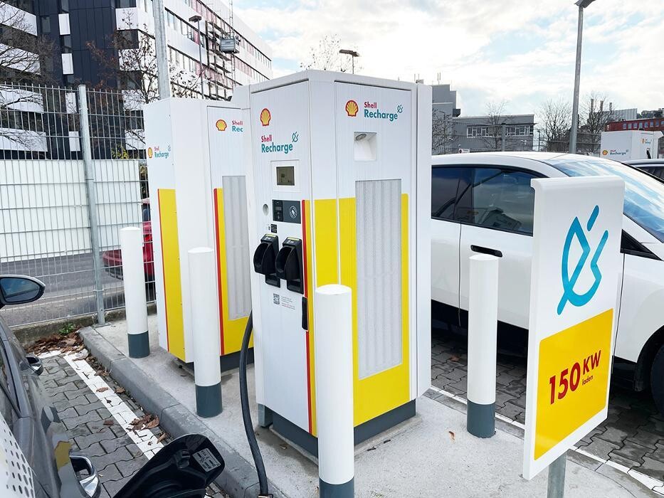 Bilder Shell Recharge Charging Station