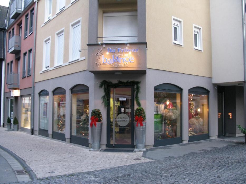 Bilder ZweitHaarPraxis balance Kathi Schnorr