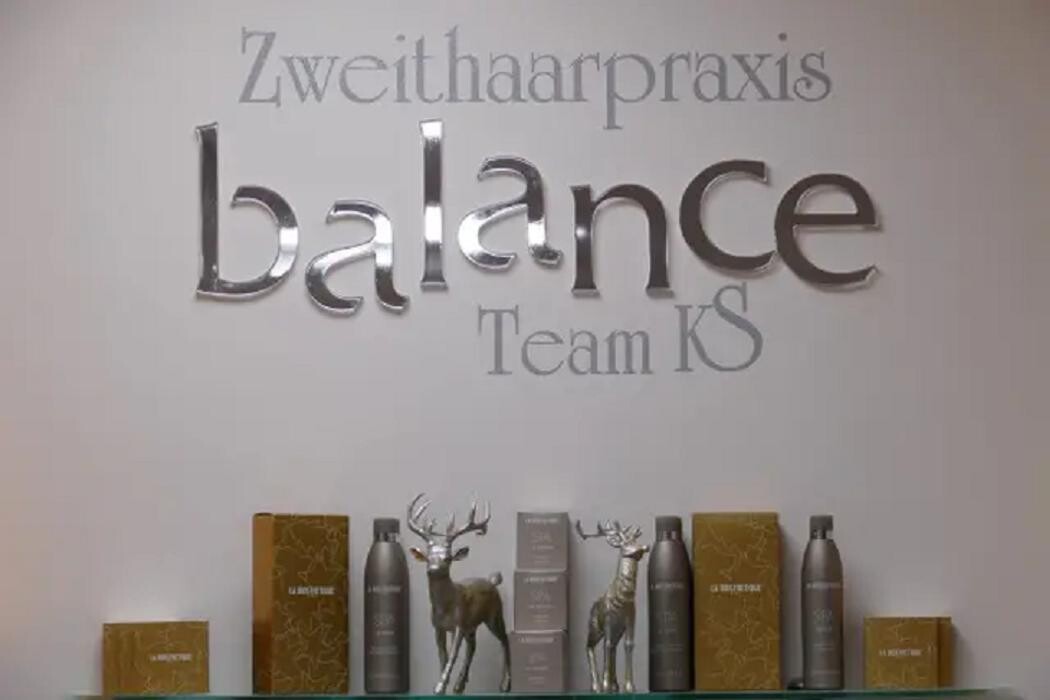 Bilder ZweitHaarPraxis balance Kathi Schnorr