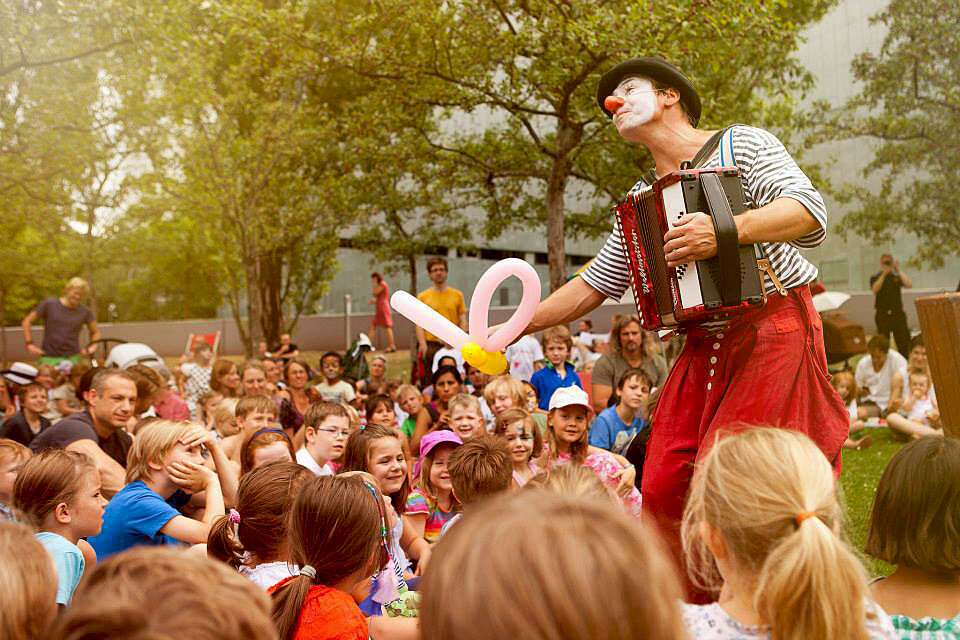 Bilder Herr Balzer der feuerspuckende Clown aus Berlin