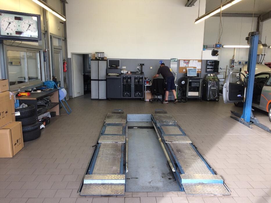 Bilder Premio Reifen + Autoservice Knippschild