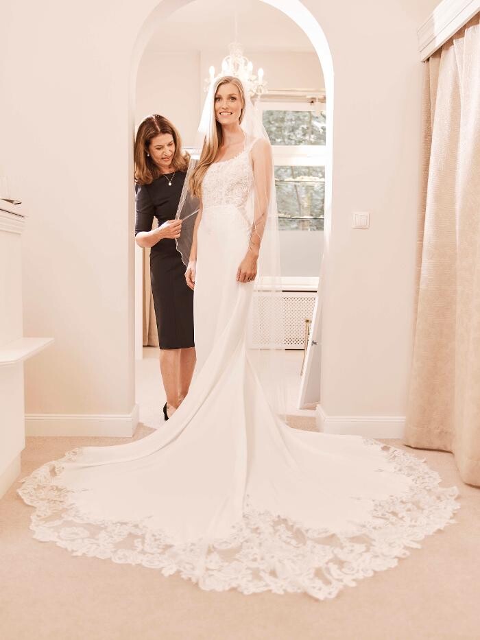 Bilder feminin Brautmode Hamburg - Hochzeitskleider & Brautkleider