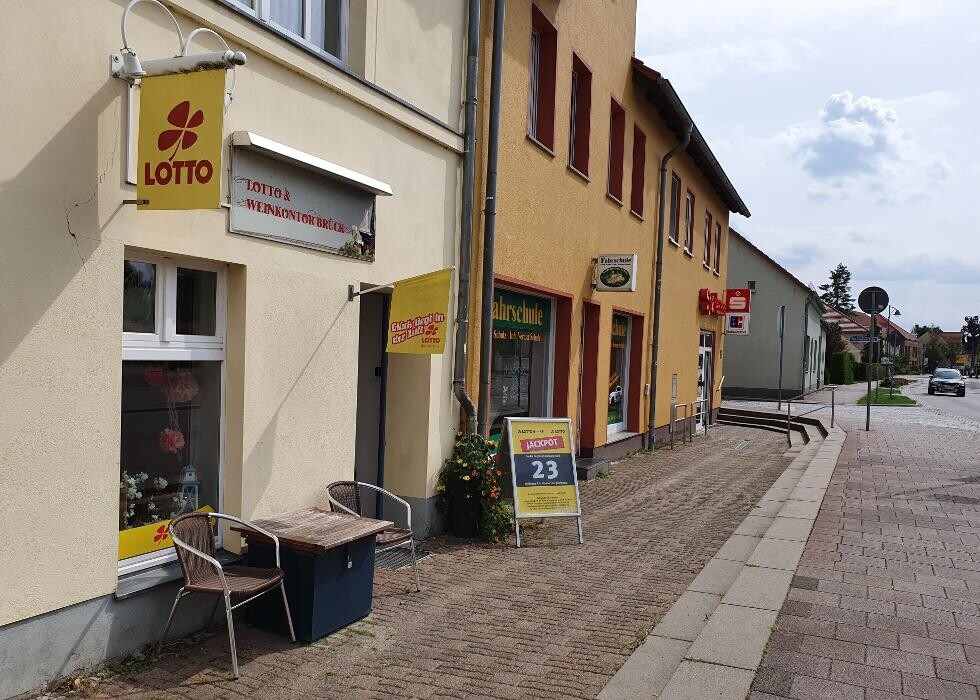 Bilder Lotto und Weinkontor im Bahnhof Brück