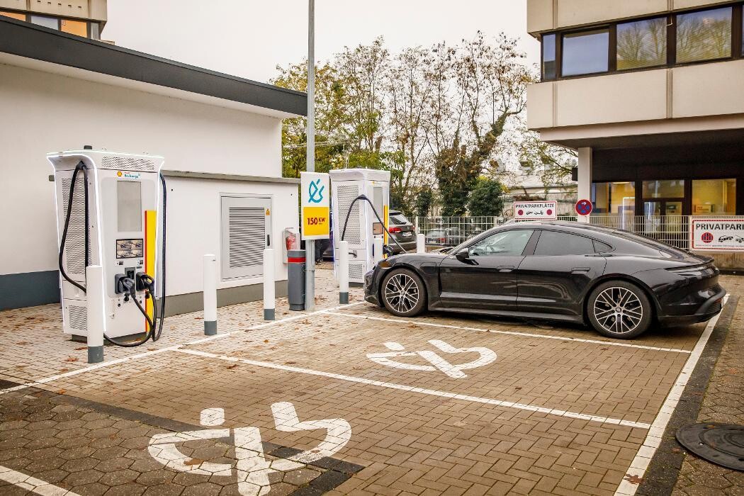 Bilder Shell Recharge Charging Station