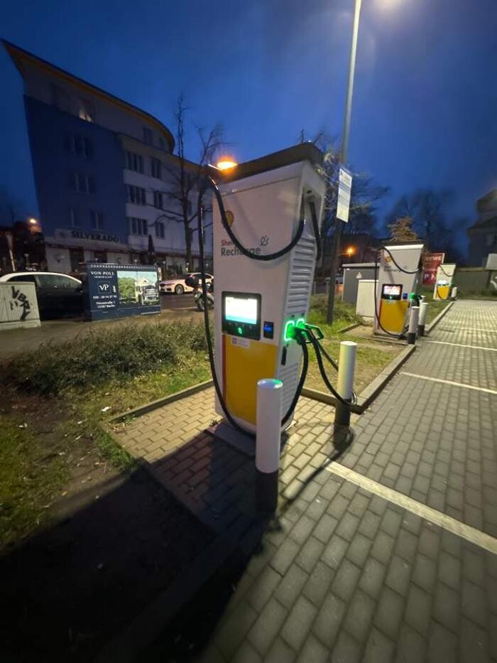 Bilder Shell Recharge Charging Station