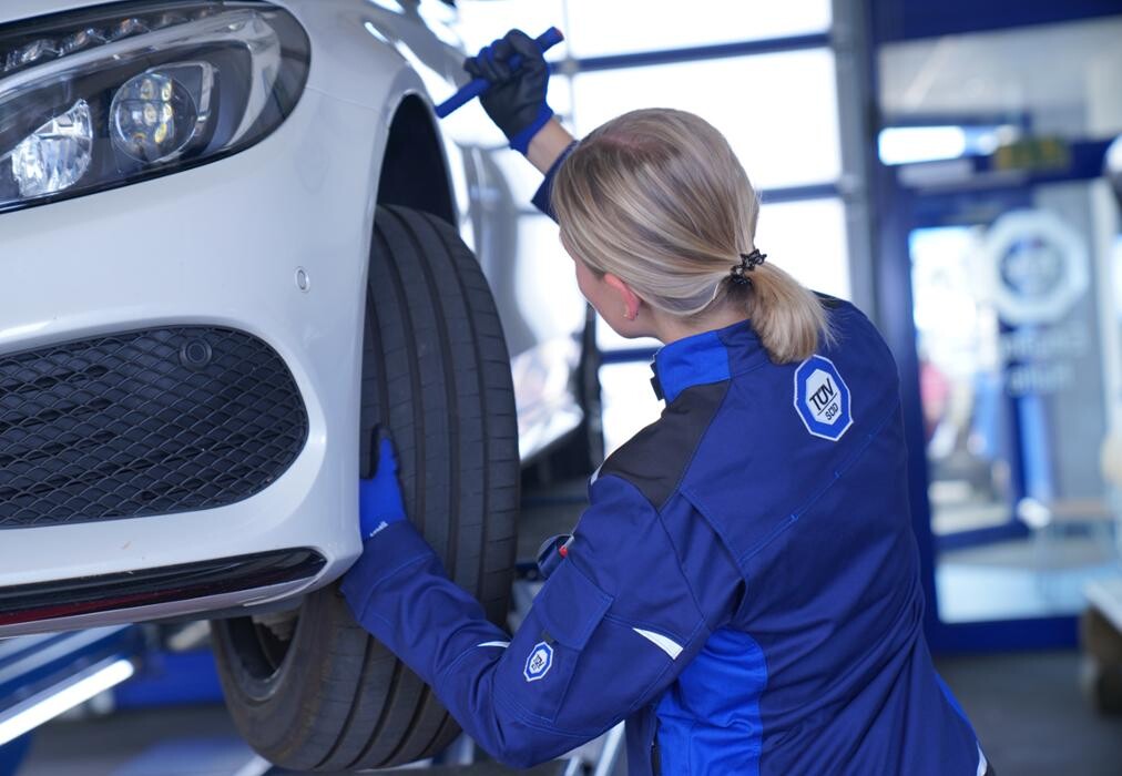 Bilder TÜV SÜD Service-Center Leonberg