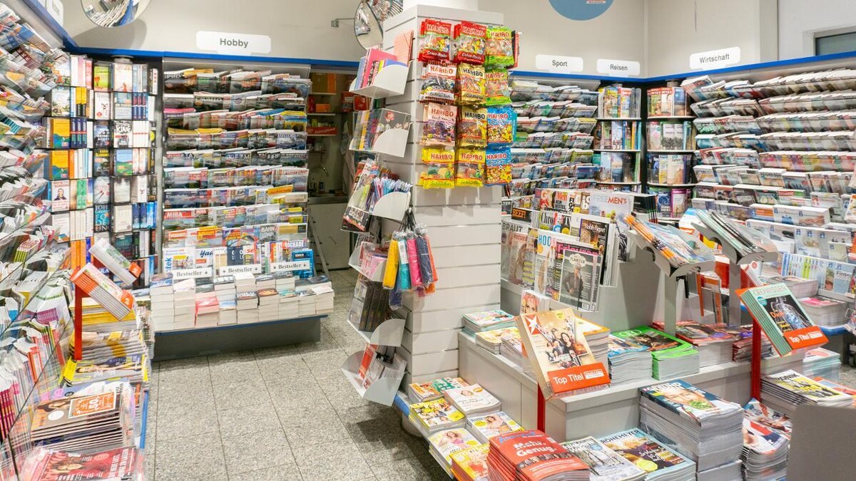 Bilder Schmitt & Hahn Buch und Presse im Hauptbahnhof Freiburg Unterführung