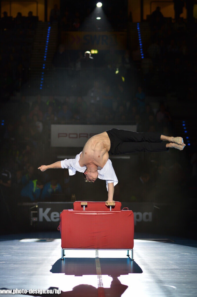 Bilder Andalousi Elakel - Handstand Show Act