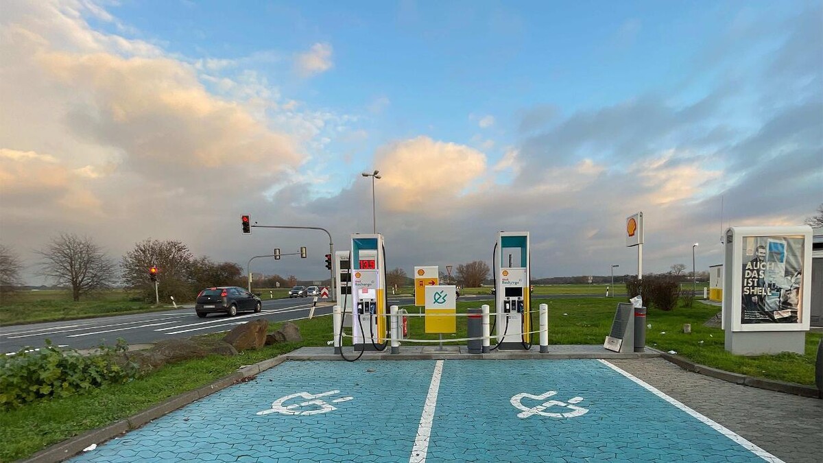 Bilder Shell Recharge Charging Station