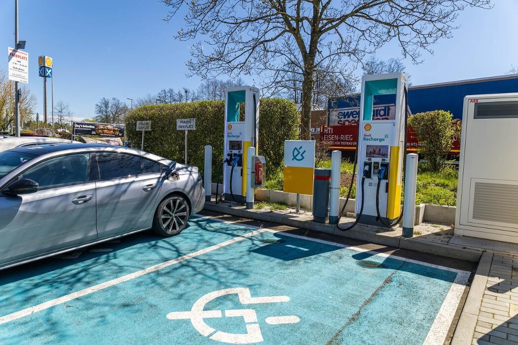 Bilder Shell Recharge Charging Station