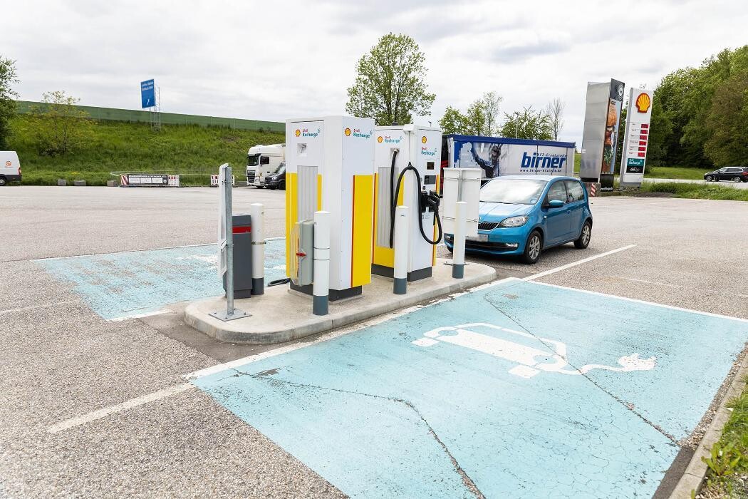 Bilder Shell Recharge Charging Station