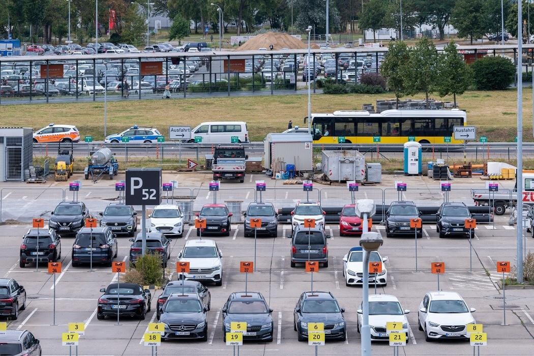 Bilder Parkplatz P51 BER APCOA