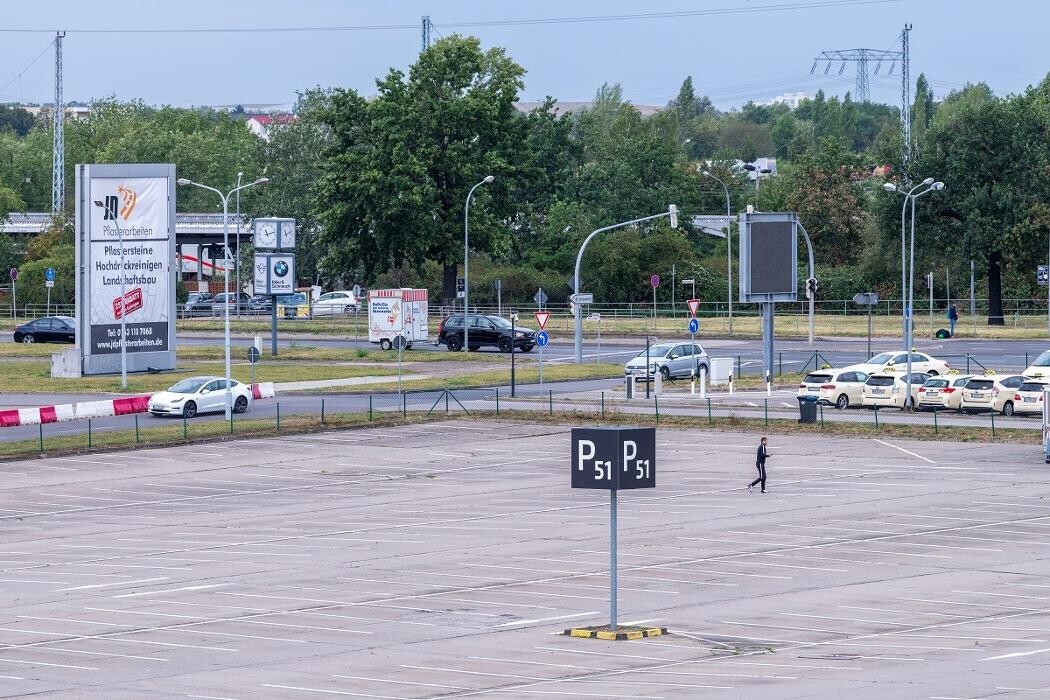Bilder Parkplatz P51 BER APCOA