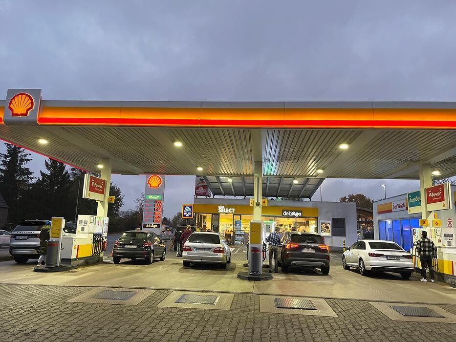 Bilder Shell Recharge Charging Station