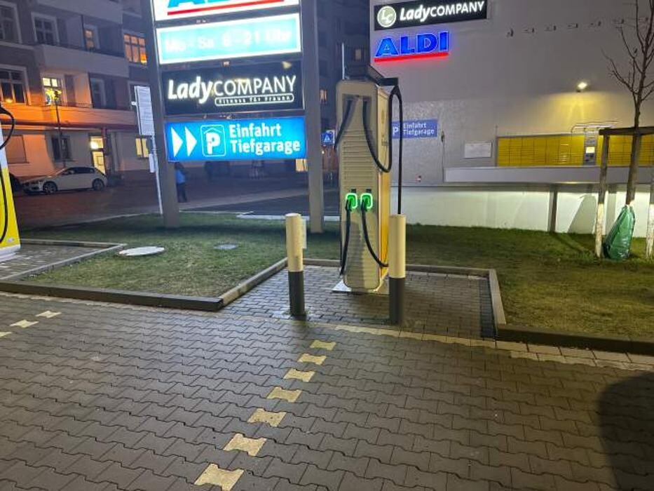 Bilder Shell Recharge Charging Station