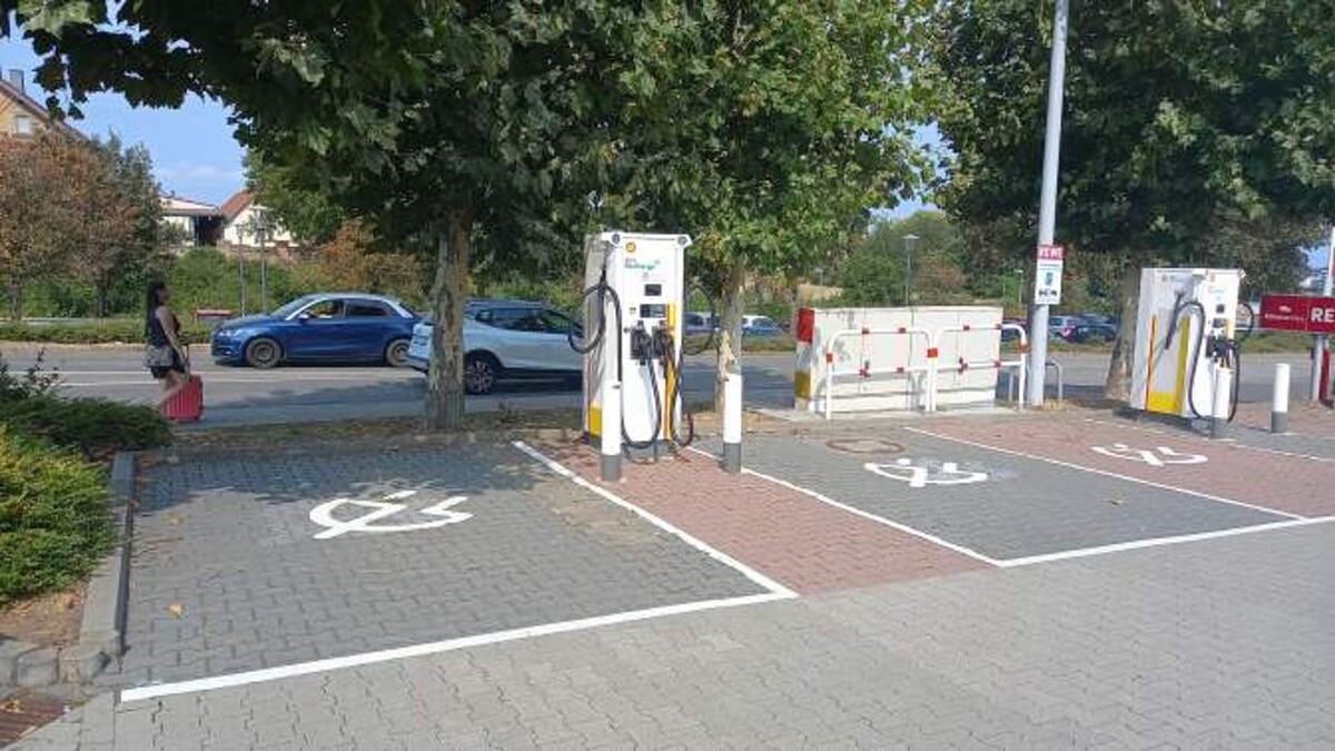 Bilder Shell Recharge Charging Station