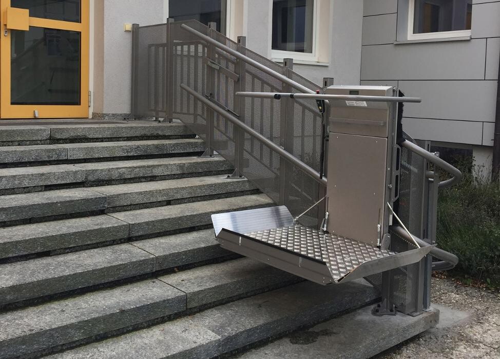 Bilder sani-trans GmbH | Rollstuhllift, Plattformlift & Hublift