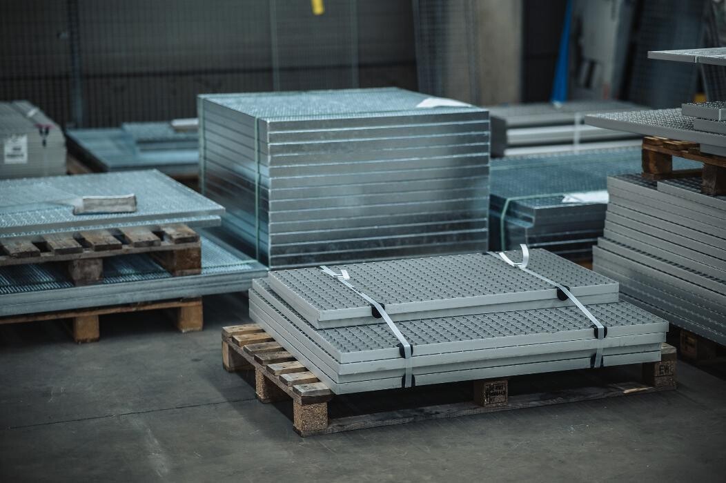 Bilder LOMA Stahl GmbH - Gitterroste, Gitterroststufen,V2A, V4A, GFK, Treppenanlagen, Spindeltreppen, Design-Geländer, Fußabstreifer