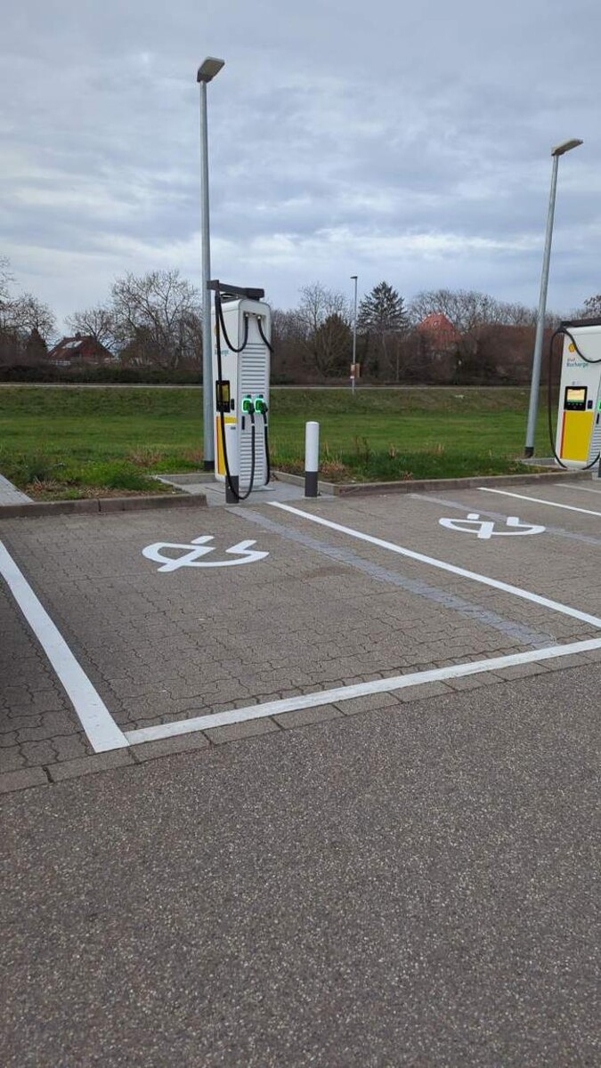 Bilder Shell Recharge Charging Station