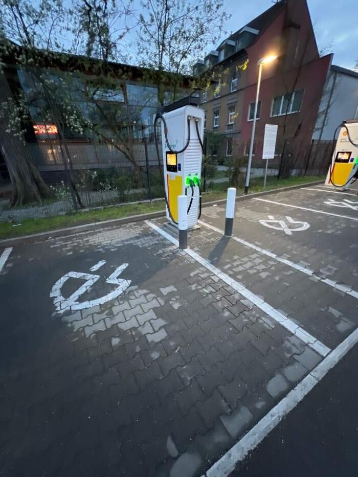 Bilder Shell Recharge Charging Station