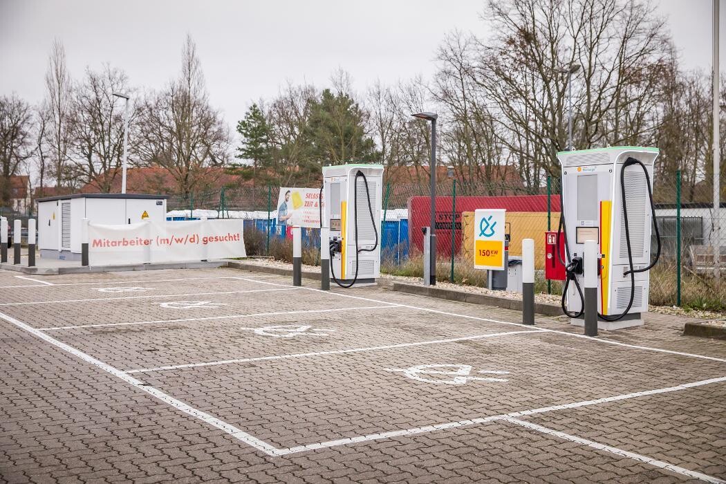 Bilder Shell Recharge Charging Station