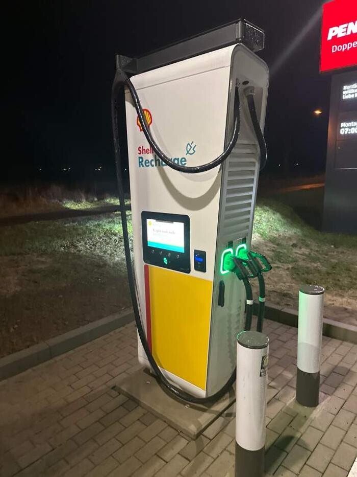 Bilder Shell Recharge Charging Station