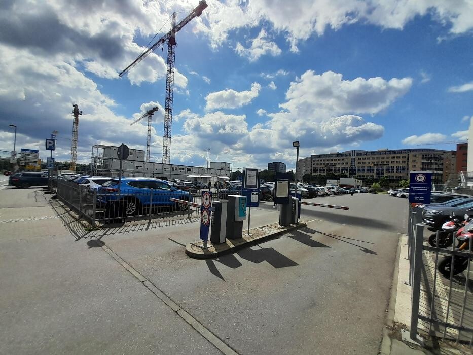 Bilder Parkplatz GALERIA Dresden
