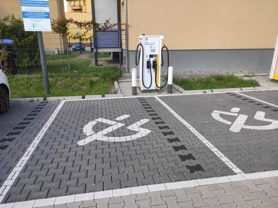 Bilder Shell Recharge Charging Station