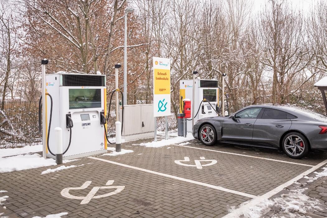 Bilder Shell Recharge Charging Station