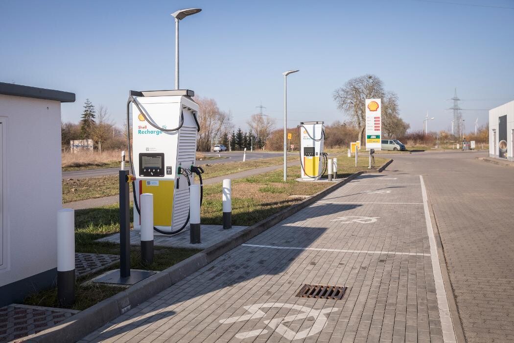 Bilder Shell Recharge Charging Station