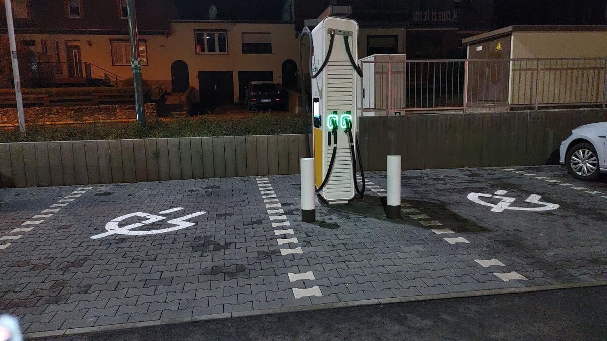 Bilder Shell Recharge Charging Station