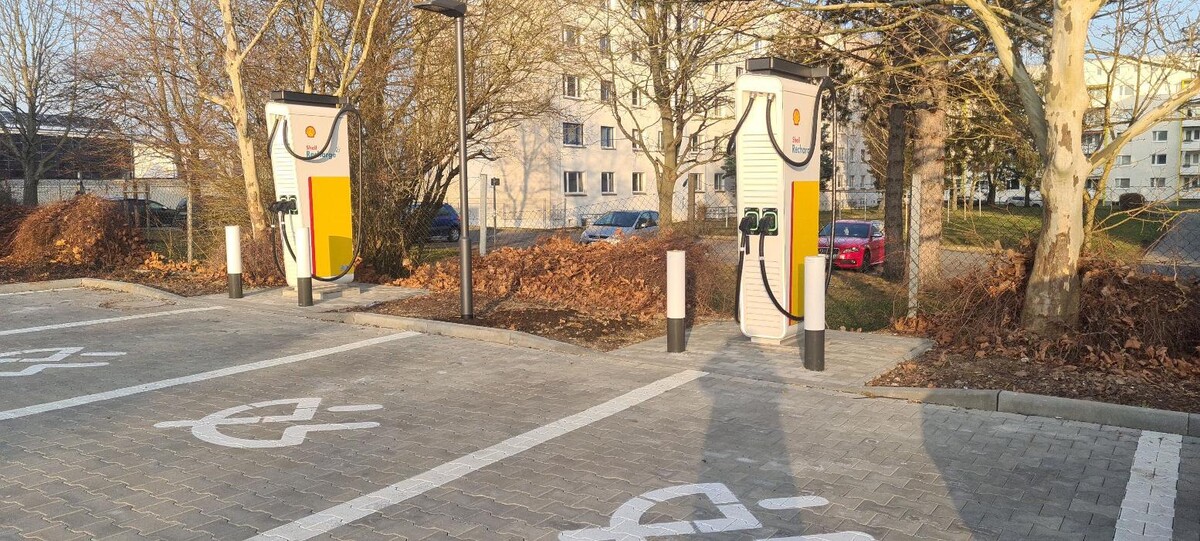Bilder Shell Recharge Charging Station