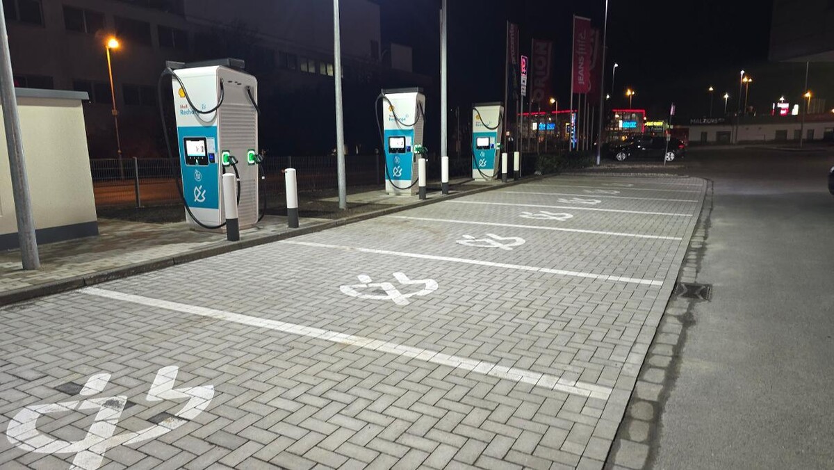 Bilder Shell Recharge Charging Station