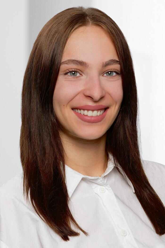 Bilder ERGO Versicherung Gazal Magdalena Douchi