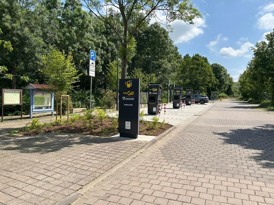 Bilder EWE Go HOCHTIEF Ladepartner-Ladestation