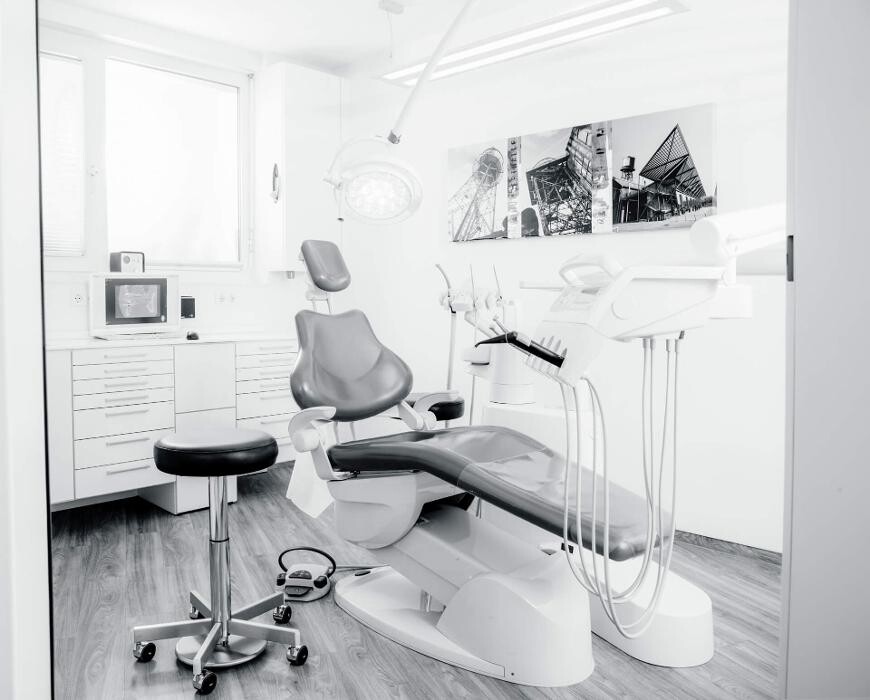 Bilder Implantologie in Bochum - Fachzahnarzt für Oralchirurgie Dr. Frederic vom Orde