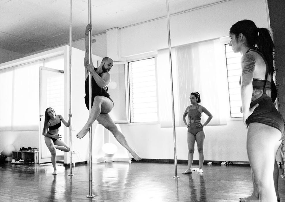 Images Clandestino Pole Dance