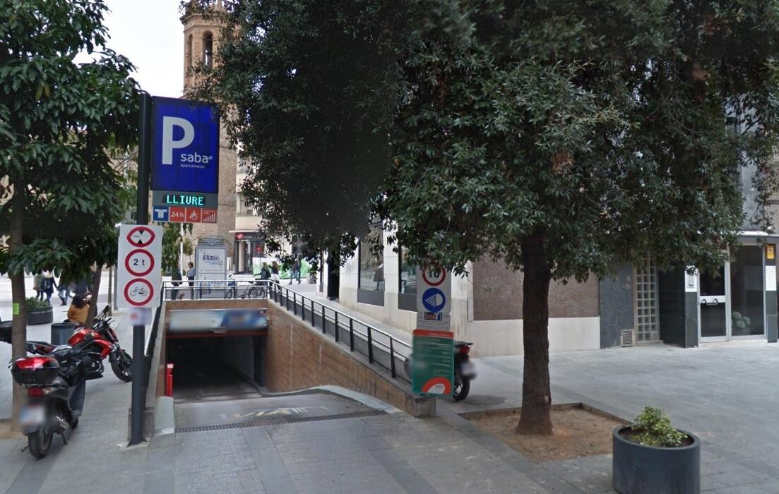 Images Parking Saba Plaza Dr. Robert