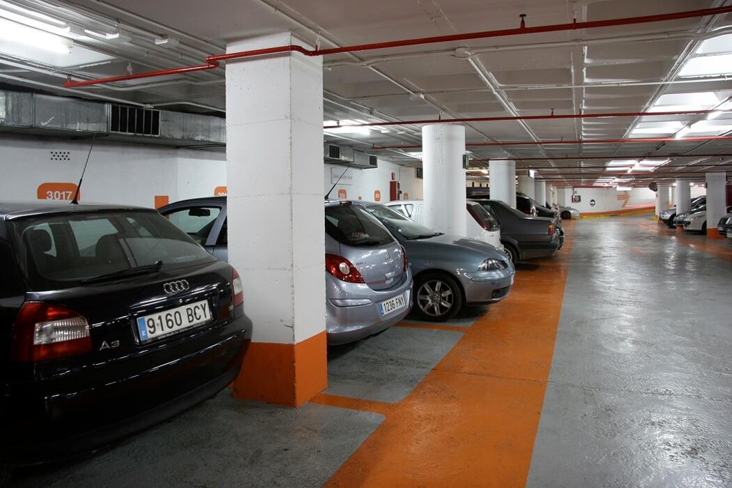 Images Parking Saba Plaza Dr. Robert