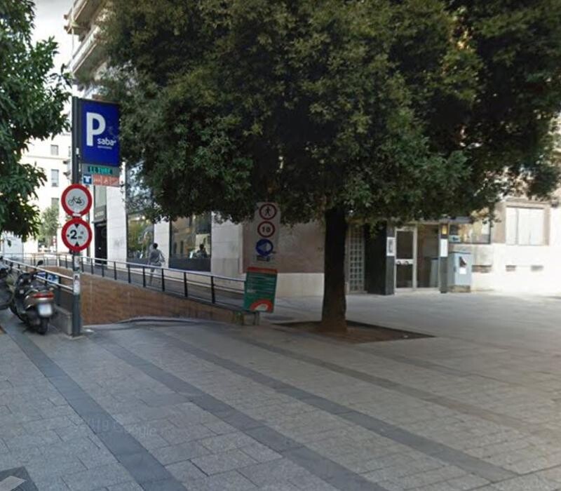 Images Parking Saba Plaza Dr. Robert