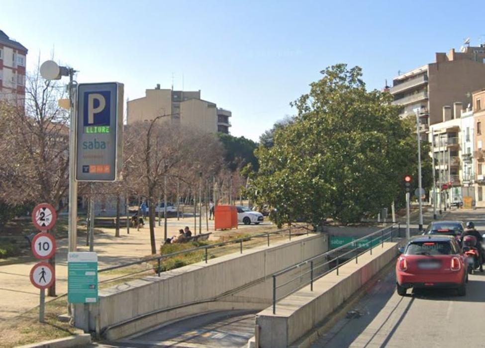Images Parking Saba Dr. Robert