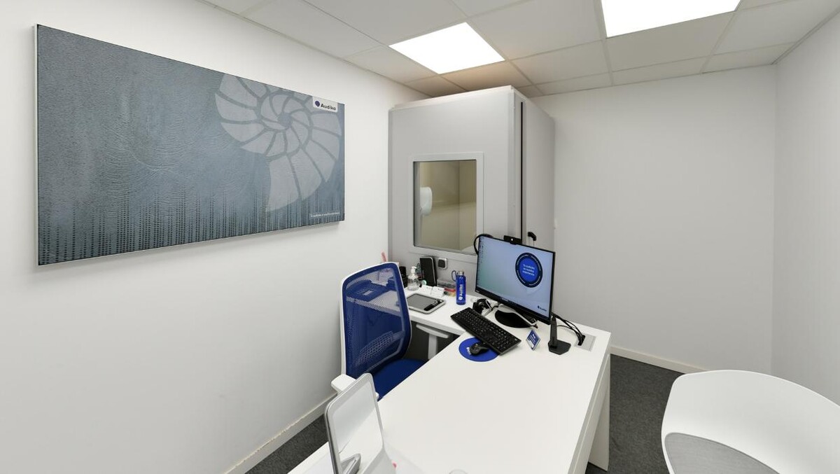 Images AUDIKA Centros Auditivos | Audífonos Calle Monforte de Lemos Madrid